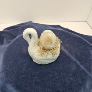 Agate egg with druizy in ceramic swan