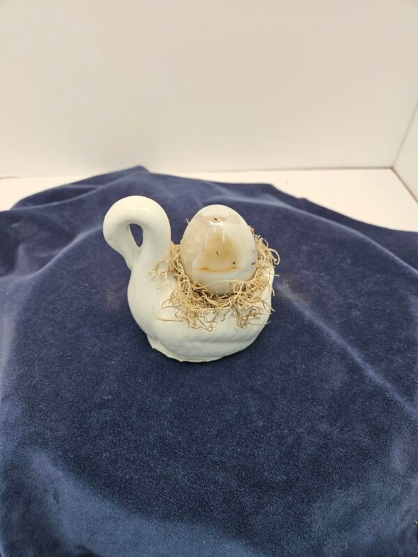 Agate egg with druizy in ceramic swan